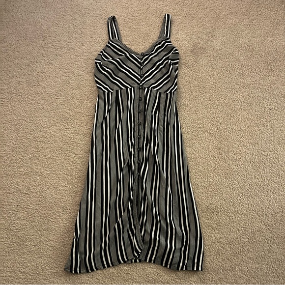 Xhilaration | V-Neck Strappy Button Down Black and White Midi Dress - Picture 3 of 7